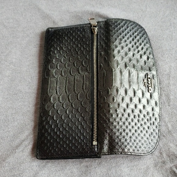 Coach womans faux alligator wallet. - Picture 4 of 6